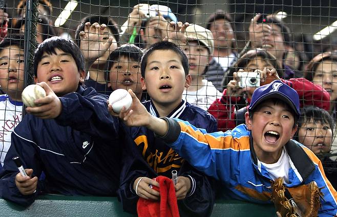 일본의 어린이 야구팬들. 게티이미지코리아