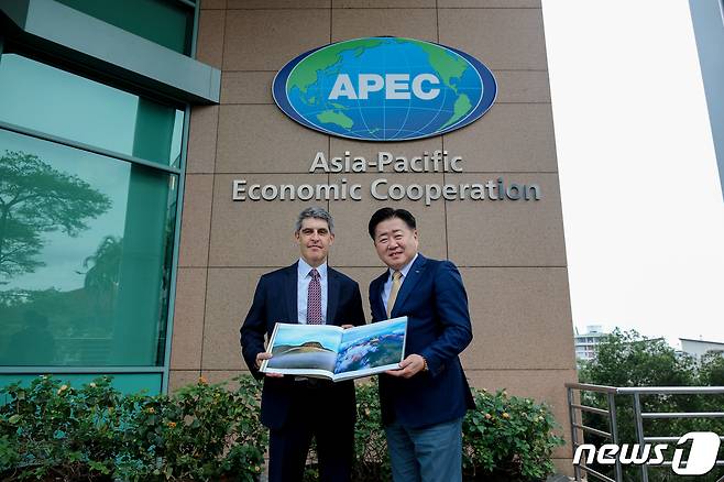 오영훈 제주지사(오른쪽)가 27일 싱가포르에 있는 APEC 사무국을 방문해 마이클 채프닉 홍보과장(왼쪽)을 만나 제주를 소개하는 책자를 전달하고 있다. 오 지사는 이날 APEC 사무국 관계자들에게 APEC 정상회의 제주 유치 의사를 밝히고, 지지를 요청했다.(제주도청 제공)/뉴스1