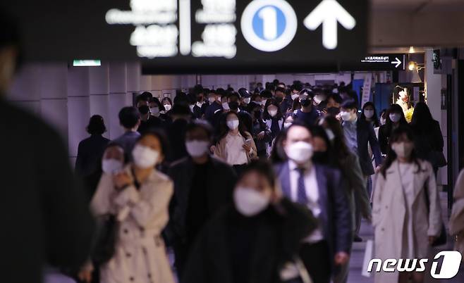 15일 오전 서울 지하철 시청역에서 마스크를 착용한 시민들이 출근길 발걸음을 재촉하고 있다. 2022.2.4/뉴스1 ⓒ News1 권현진 기자