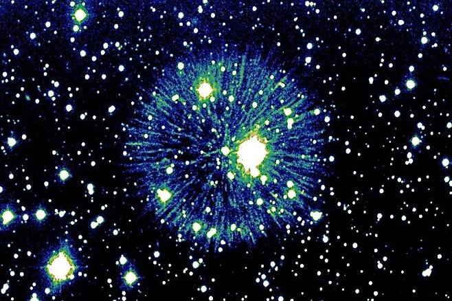 불꽃놀이처럼 사방으로 가느다란 방사선을 방출하는 희귀 초신성 Pa 30. 사진출처=미국 다트머스대 홈페이지.