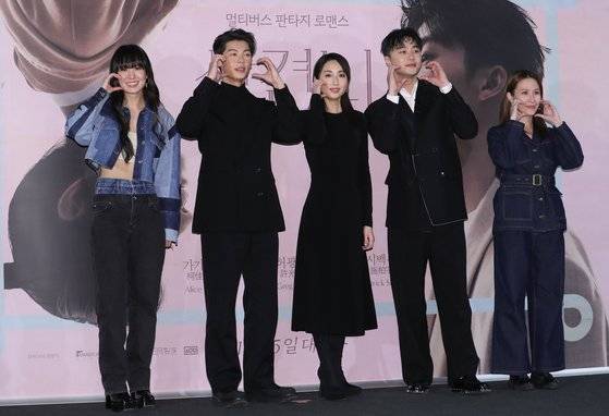 가수 손성희(왼쪽부터)와 배우 허광한, 가가연, 시백우, 프로듀서 마이정이 26일 서울 용산구 CGV 용산아이파크몰에서 열린 영화 '상견니' 내한 기자간담회에서 포즈를 취하고 있다. '상견니'는 2009년 우연히 만난 두 사람이 묘하게 가슴 설레는 기시감을 느끼면서 시작되는 멀티버스 판타지 로맨스 영화다. 뉴스1