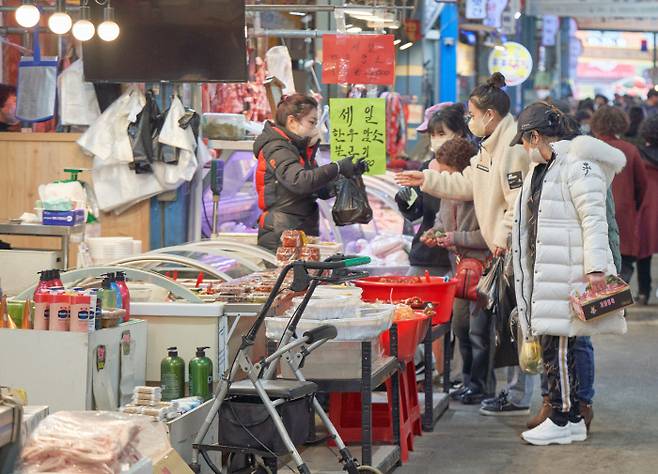 한때 전북이었던 논산. 시장에는 홍어무침 파는 곳이 많고 심지어 긴 줄이 늘어선 상점도 있다.