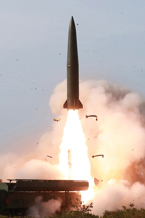 ‘북한판 이스칸데르(KN-23)’ 미사일로 추정되는 전술유도무기  발사 장면. [조선중앙통신]