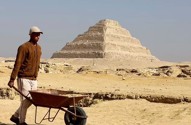 사카라는 고대 이집트에서 3000년이 넘는 기간 매장지로 쓰였다. 이곳에는 초기 형태인 계단식 피라미드 등 피라미드 12개와 미라가 매장된 갱도들이 많아 1970년대 유네스코 세계 문화유산으로 지정됐다. / 사진=로이터 연합뉴스