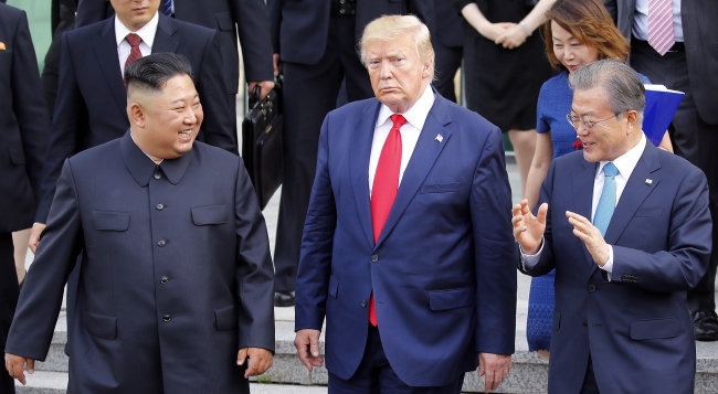 2019년 6월 30일 문재인 당시 대통령과 김정은 북한 노동당 총비서, 도널드 트럼프 미국 대통령이 판문점 공동경비구역(JSA) 자유의집에서 회담을 마친 뒤, 이야기를 나누고 있다. [청와대사진기자단]