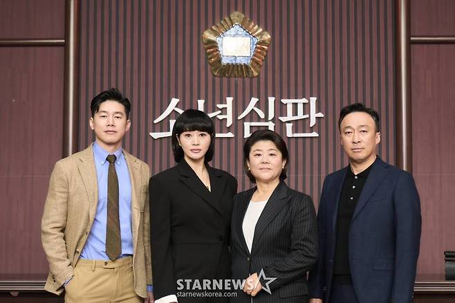 배우 김무열, 김혜수, 이정은, 이성민이 22일 오전 온라인 생중계로 진행된 넷플릭스 오리지널 드라마 '소년심판'(감독 홍종찬) 제작발표회를 위해 포즈를 취하고 있다. 소년범을 혐오하는 판사 심은석이 지방법원 소년부에 부임하면서 마주하게 되는 소년범죄와 그들을 둘러싼 이들의 이야기를 그린 '소년심판'은 오는 25일 공개된다. /사진제공=넷플릭스 2022.02.22 /사진=이동훈 기자 photoguy@