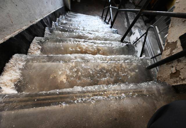 27일 서울 용산구 동자동의 한 쪽방 건물 계단이 얼어붙어 있다. 위에서 내려다보면 더 아찔하다. 고영권 기자