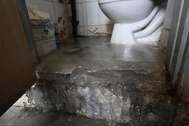 27일 서울 용산구 동자동 쪽방촌 화장실 바닥이 얼어 붙어 있다. 고영권 기자
