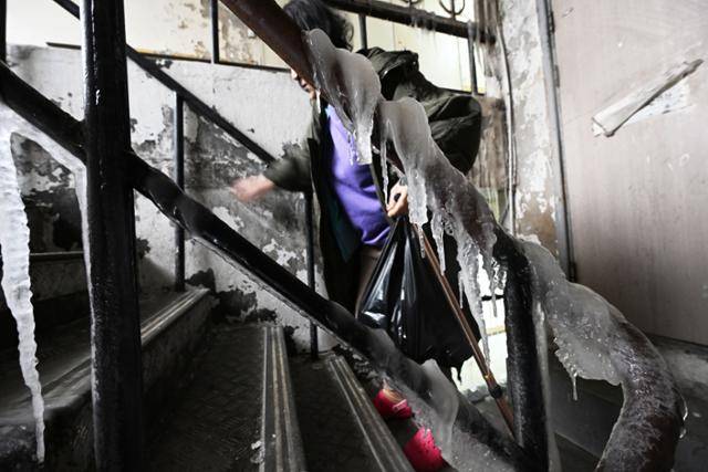 26일 서울 용산구 동자동 쪽방촌의 계단 난간이 얼어붙어 있다. 고영권 기자