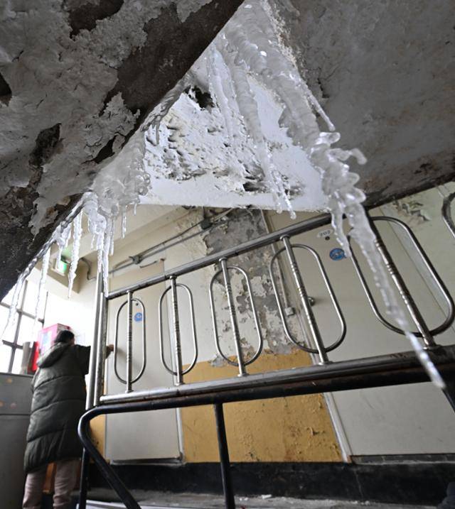 26일 서울 용산구 동자동 쪽방촌이 얼어붙어 있다. 고영권 기자