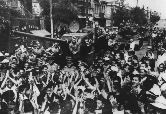 1945년 8월, 다롄에 입성한 소련군에게 환호하는 중국인들. [사진 김명호]