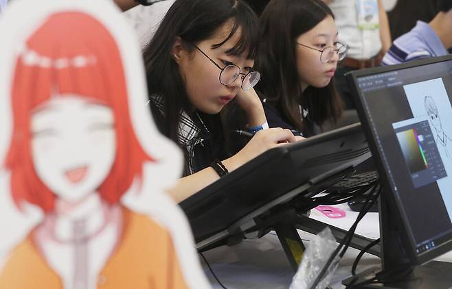 ▲(서울=연합뉴스) 이지은 기자 = 12일 오전 서울 동대문디자인플라자에서 열린 2018 서울진로직업박람회 진로직업체험관에서 한 학생이 웹툰 그리기 체험을 하고 있다. (사진은 기사 내용과 직접적인 관련은 없습니다.)