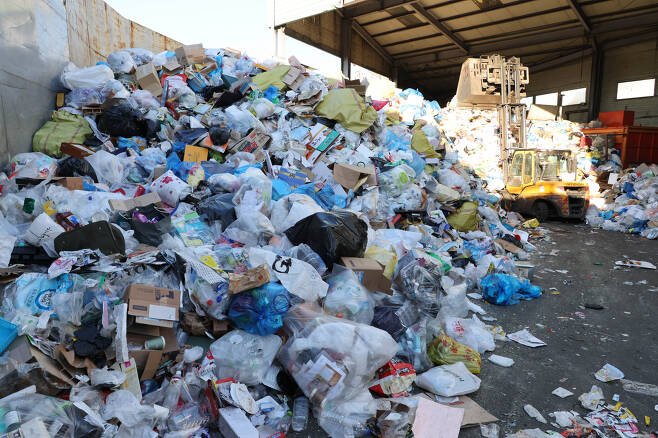 25일 오전 서울시 용산구재활용센터에서 관계자들이 재활용 쓰레기 분리 작업을 하고 있다. [연합]