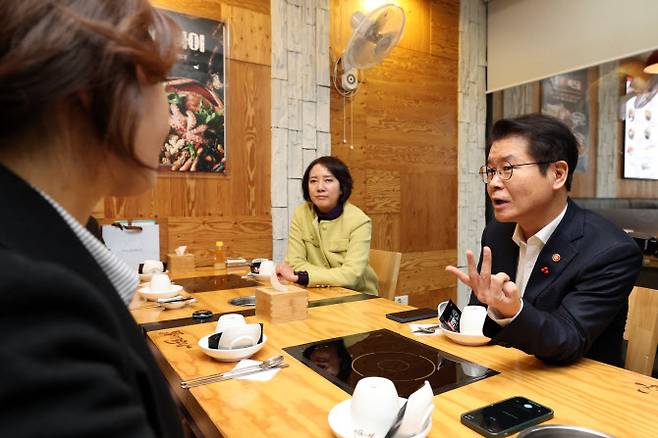 이영(왼쪽) 중소벤처기업부 장관과 이정식 고용노동부 장관이 29일 서울 영등포구의 한 식당에서 열린 오찬 간담회에서 중소기업 대표 및 근로자들을 만나 추가연장근로 유효기간 연장 등 근로시간제도와 관련해 의견을 교환하고 있다. (사진= 연합뉴스)