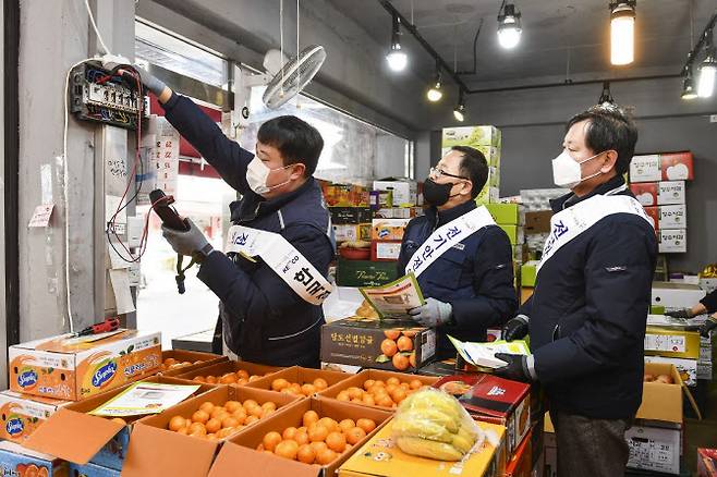 한국전기안전공사 직원들이 지난 설 연휴를 앞두고 한 전통시장에서 누전차단기 정상 작동 여부를 점검하는 모습. (사진=전기안전공사)