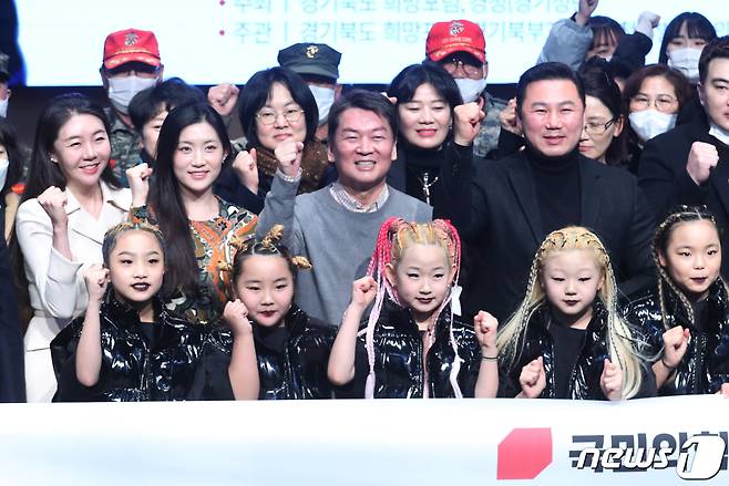 국민의힘 당권주자인 안철수 의원이 29일 오후 경기 양주 경기섬유종합지원센터에서 열린 '수도권 청년들의 미래를 위한 토크콘서트'에서 참석자들과 기념촬영을 하고 있다. 2023.1.29/뉴스1 ⓒ News1 송원영 기자