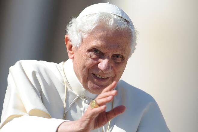 지난해 말 선종한 베네딕토 16세 전 교황이 2011년 10월 19일 바티칸 성 베드로 광장에서 신자들에게 손을 흔들고 있다. /AFP 뉴스1