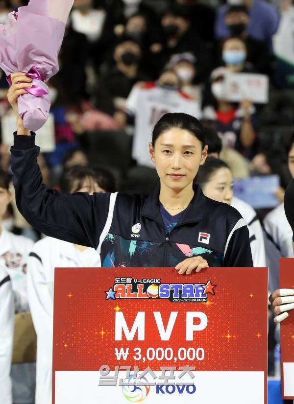 2022-2023 V-리그 올스타전이 29일 오후 인천삼산월드체육관에서 열렸다. 여자부 MVP를 수상한 김연경이 시상식에서 상패와 꽃다발을 들고 포즈를 취하고 있다. 인천=김민규 기자