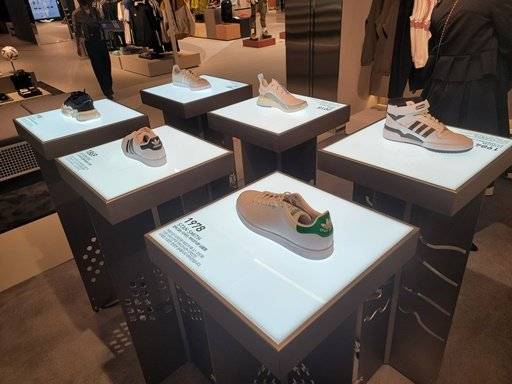 아디다스 브랜드 플래그십 서울’에 전시해 놓은 아디다스 제품들. 박이담 기자.