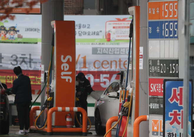 국내 휘발유 평균 판매 가격이 2주 연속 올랐던 지난 15일 서울시내 한 주유소의 모습. 연합뉴스