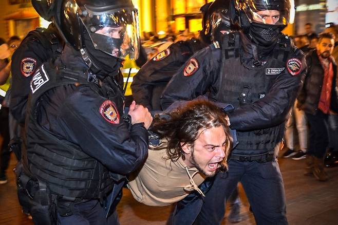 러시아 모스크바에서 지난 9월 21일(현지시간) 열린 군동원령 반대 시위에 참석한 한 남성이 경찰에 잡혀 끌려가고 있다. 모스크바|AFP연합뉴스