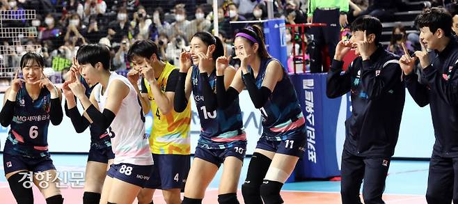 프로배구 올스타들이 29일 인천 삼산월드체육관에서 열린 2022~2023 V리그 올스타전에서 득점 후 춤을 추는 세리머니를 하고 있다. 정지윤 선임기자 color@kyunghyang.com