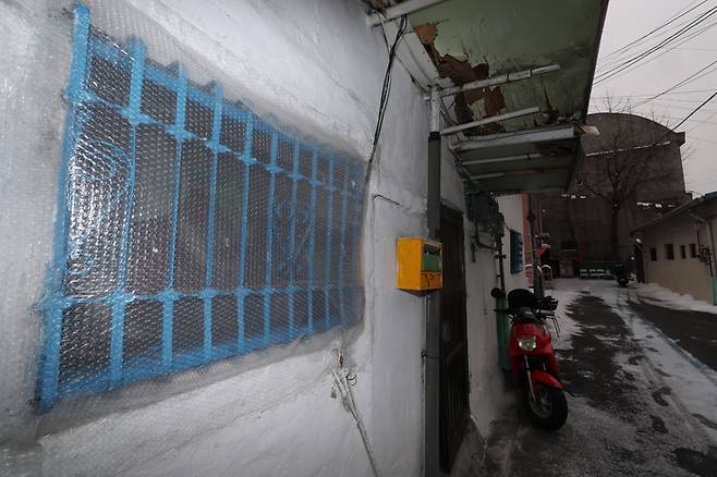 서울 용산구 동자동 한 주택의 창문이 에어캡으로 쌓여 있다. [사진출처 = 연합뉴스]