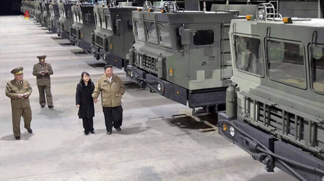 김정은이 딸 김주애를 데리고 북한판 이스칸데르 KN-23을 둘러보고 있다.