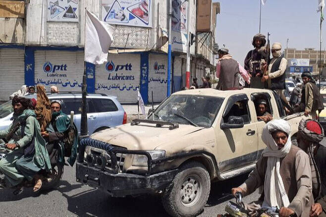 아프간 탈레반 대원들이 테크니컬에 탑승한 채 칸다하르 시가지를 지나고 있다. AFP 연합뉴스