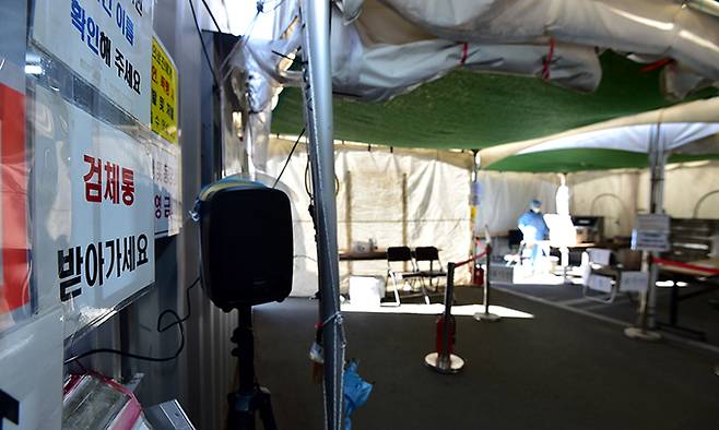실내 마스크 착용 의무 해제를 하루 앞둔 29일 대구 수성구보건소 코로나19 PCR 선별진료소가 한산한 모습을 보이고 있다. 뉴시스