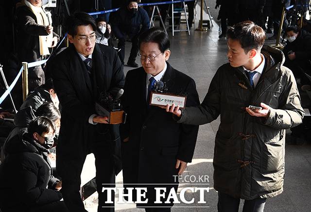 이재명 더불어민주당 대표의 2차 조사가 무산될 가능성이 높아지면서 검찰의 구속영장 청구가 초읽기에 들어갔다./이동률 기자