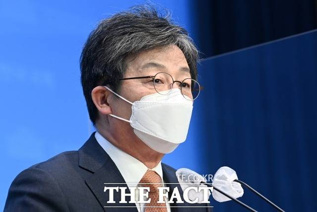 유승민 전 의원이 '반윤' 대표주자로 당권 레이스에 뛰어들지 관심이 쏠린다. 당 안팎에선 나경원 전 의원이 불출마를 선언하면서 유 전 의원의 공간이 넓어졌다는 분석과 동시에 '당원투표 100%' 방식을 고려해 출마하지 않을 거라는 관측도 있다. /이선화 기자