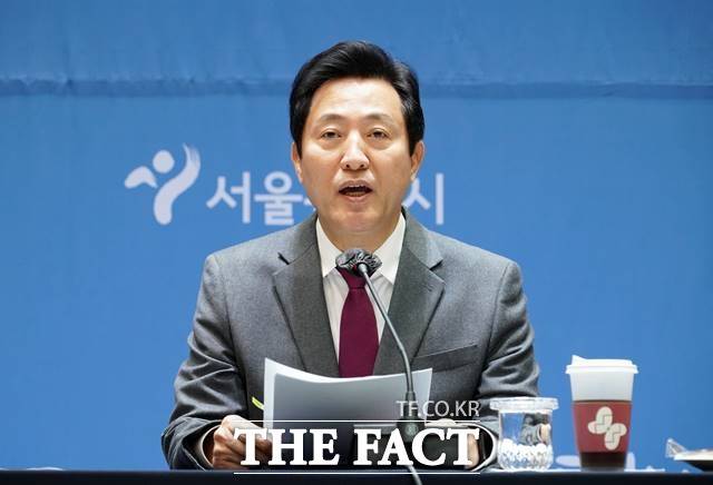 오세훈 서울시장이 전국장애인차별철폐연대를 향해 "사회적 약자라고 생각하지 않는다"고 강하게 비판했다. 오 시장이 30일 오전 시청에서 열린 출입기자단 간담회에서 발언하고 있다. /서울시 제공
