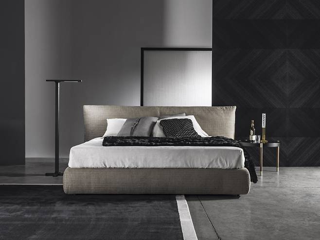 사진 : 플랜리빙의 MC(Meroni & Colzani) 컬렉션. Casanova Bed (브랜드 Meroni & Colzani). Design: MC Lab