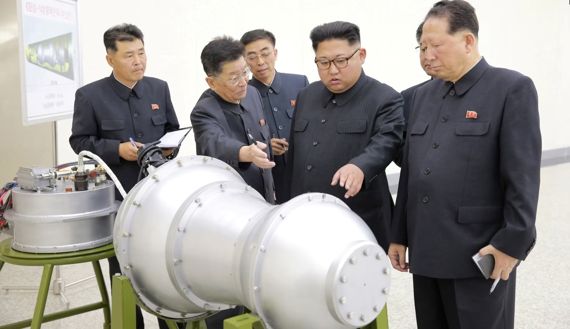 북한 김정은이 '핵무기 병기화 사업'을 현지지도했다고 조선중앙통신이 지난 2017년 9월 3일 보도했다. 이날 김정은은 강위력한 핵무기들을 마음먹은 대로 꽝꽝 생산할 수 있게 되었다"고 말했다. 뒤에 세워둔 안내판에 북한의 ICBM급 장거리 탄도미사일로 추정되는 '화성-14형'의 '핵탄두(수소탄)'이라고 적혀있다. 사진=노동신문 캡처