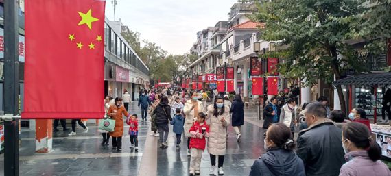 2023년 춘제(음력 설) 연휴 기간 중국을 한 쇼핑 골목. 사진=정지우 특파원