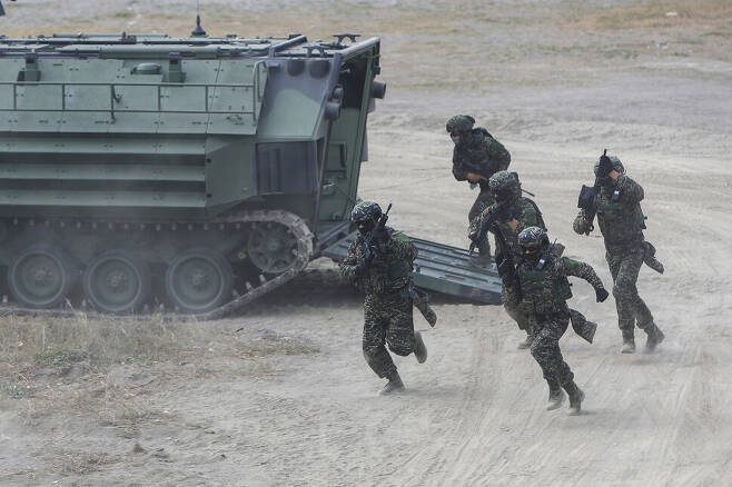 지난 12일 대만 가오슝 일대에서 열린 군훈련에서 대만 군인들이 상륙돌격장갑차에서 내려 뛰어가고 있다. 대만 국방부는 최근 증가하고 있는 중국의 위협에 대응하기 위해 이 훈련을 진행했다. 가오슝/AP 연합뉴스