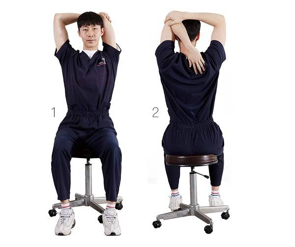 팔 뒤로 당기기./사진=서초21세기병원 제공