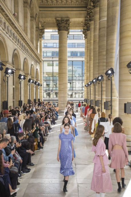 산업통상자원부가 2019년 K패션 브랜드의 글로벌 육성 및 기반 조성을 위해 마련한 파리패션위크 무대인 'K컬렉션 인 파리스'에서 한국 패션 브랜드가 피날레를 하고 있다. 한국패션산업협회