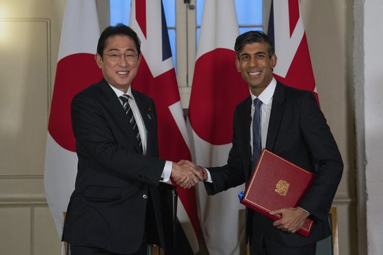 리시 수낵(오른쪽) 영국 총리와 기시다 후미오 일본 총리가 지난 11일 영국 런던타워에서 열린 양국 정상회담에서 ‘원활화 협정(RAA)’에 서명한 뒤 악수하고 있다. AP=연합뉴스