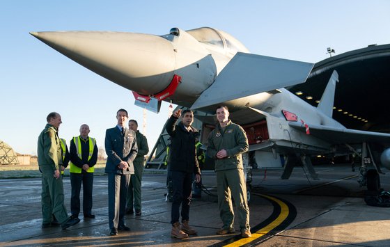 지난해 12월 9일 리시 수낵(오른쪽 둘째) 영국 총리가 일본ㆍ이탈리아와 함께 2035년 배치를 목표로 차세대 전투기 공동 개발에 착수했다고 발표한 뒤 영국 링컨셔의 코닝스비 공군기지를 방문해 기지 관계자와 대화하고 있다. 로이터=연합뉴스