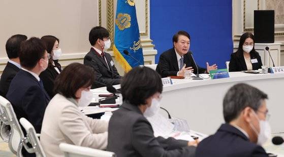 윤석열 대통령이 지난달 9일 청와대 영빈관에서 열린 고용노동부 업무보고에서 발언하고 있다. 윤 대통령은 “유연성과 공정성, 또 이와 관련된 노사 법치주의, 그리고 산업 현장에서의 안전 문제 등을 업그레이드시키고, 잘못된 것을 상식적으로 전환해야 한다"며 "정치 진영의 영향을 받아서는 안 된다"고 말했다. 연합뉴스