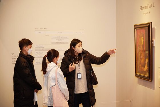 양승미(오른쪽) 학예사가 소중 학생기자단에게 합스부르크 가문의 역사와 예술 수집가·후원자였던 그들의 면모를 설명했다.