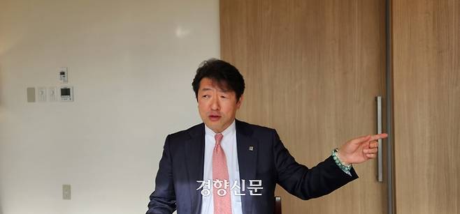 센다이시 연안지역에 복합시설인 ‘아쿠아이그니스(AQUAIGNIS)’를 세워 운영하고 있는 센다이리본(주)의 후카마쓰 쓰토무 대표가 센다이 해안지역의 복구 프로젝트에 대해 설명하고 있다. 윤희일 선임기자