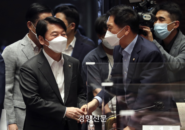 국민의힘 안철수, 김기현 의원이 지난해 7월11일 국회에서 열린 의원총회에 참석해 인사를 나누고 있다. 국회사진기자단