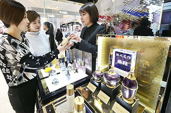 중국 상하이 빠바이반 백화점의 LG생활건강 후 매장에서 고객들이 제품 설명을 듣고 있다. [사진 제공 = LG생활건강]