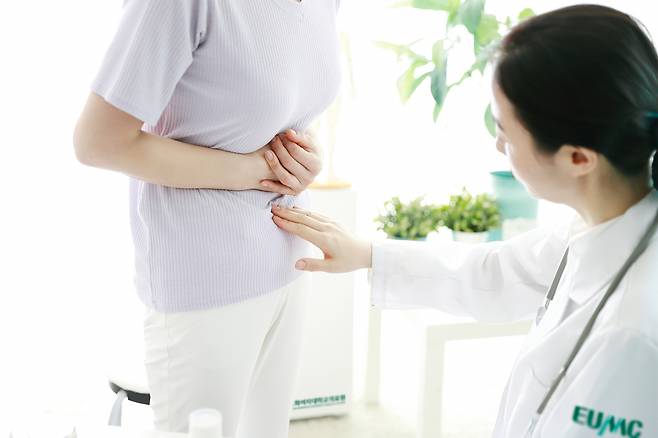 의료진이 임산부에게 문진을 시행하고있다.