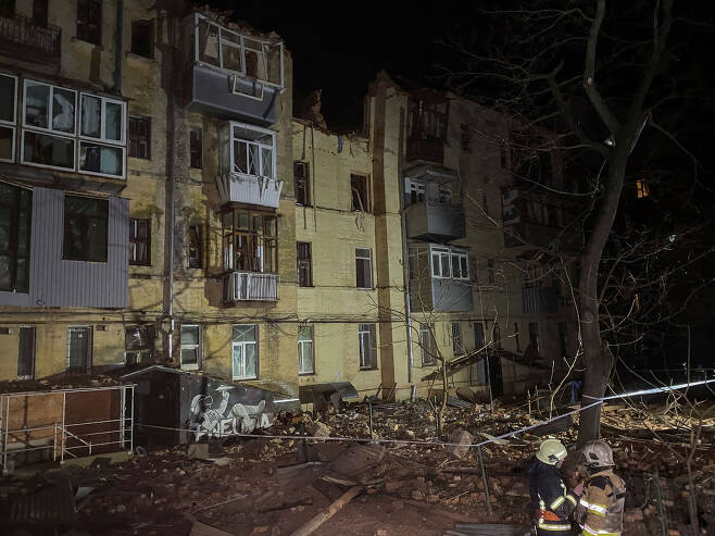 30일(현지시간) 우크라이나 제2 도시 하르키우에 있는 한 아파트 건물이 전날 러시아군의 미사일 공격으로 심하게 파손됐다. / 사진=로이터 연합뉴스