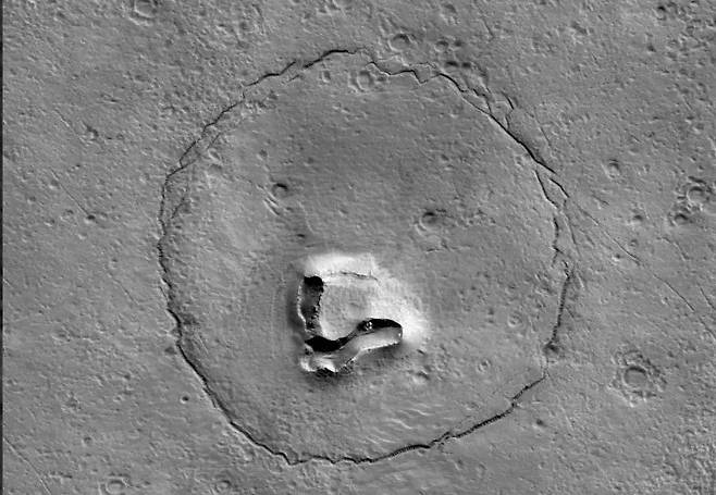 흡사 곰인형처럼 보이는 화성의 갈라진 언덕. NASA의 화성정찰궤도선(MRO)이 발견했다.(출처=NASA/JPL-Caltech/UArizona)