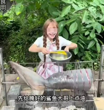 지난해 7월 백상아리를 요리하고 먹는 장면을 담은 동영상(사진)을 공개한 중국 인플루언서